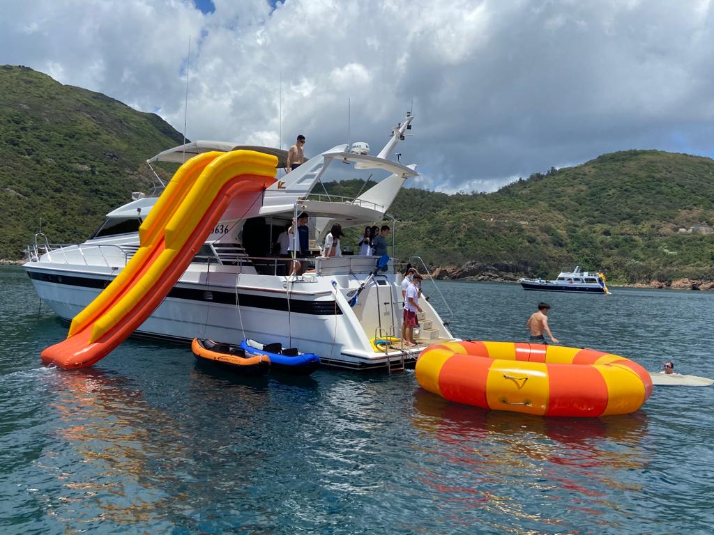 Oceangogo船上配套齊全：卡啦OK、香蕉船、滑梯、水快艇、浮毯、水上彈床等應有盡有