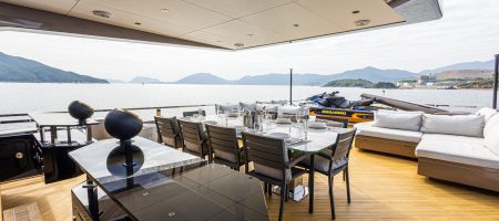 Fly Bridge – Bar & Dining table